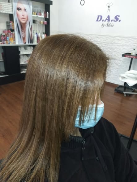 Trabajo de cabello lacio y brillante publicado por D.A.S. by Silvia, con el salón de fondo